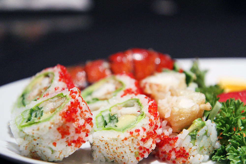 Assiette de rouleaux de sushi garnis de caviar chez Aikawa, livr&eacute;s &agrave; Pierrefonds-Roxboro